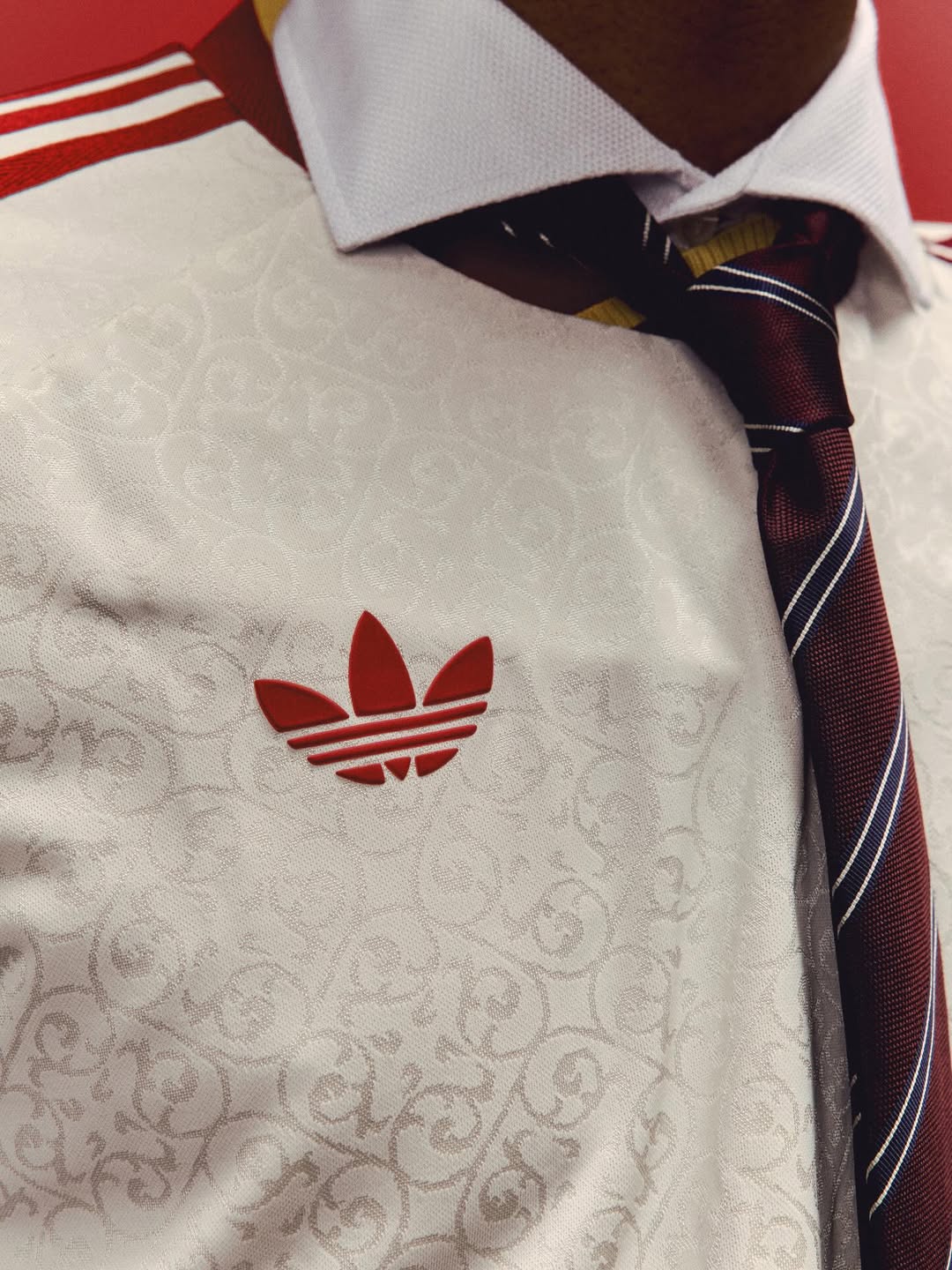 La maglia away della Spagna per i Mondiali 2026 è un gioiello letterario!