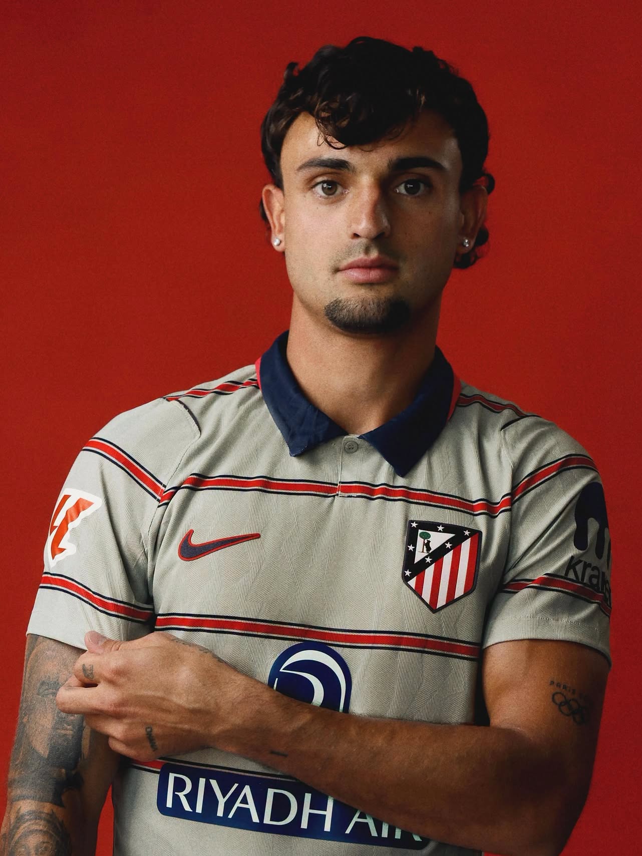 La terza maglia dell'Atlético Madrid 2026-2027 è grigia con dettagli nei colori del club