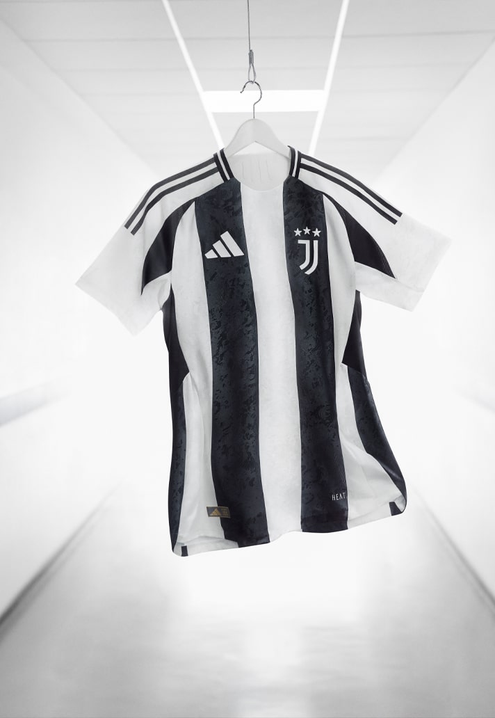 Maglia home della Juventus 2024-2025: le strisce diventano paesaggio lunare