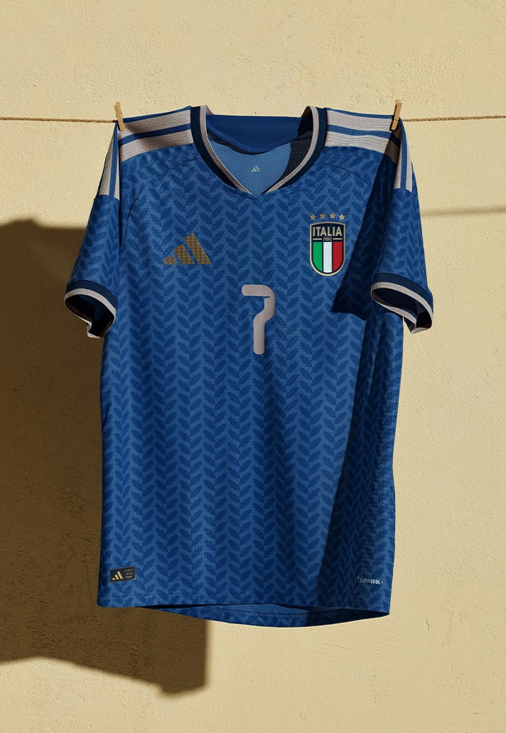 Maglia home dell'Italia per il Mondiale 2026: alloro e oro per i vent'anni dal 2006