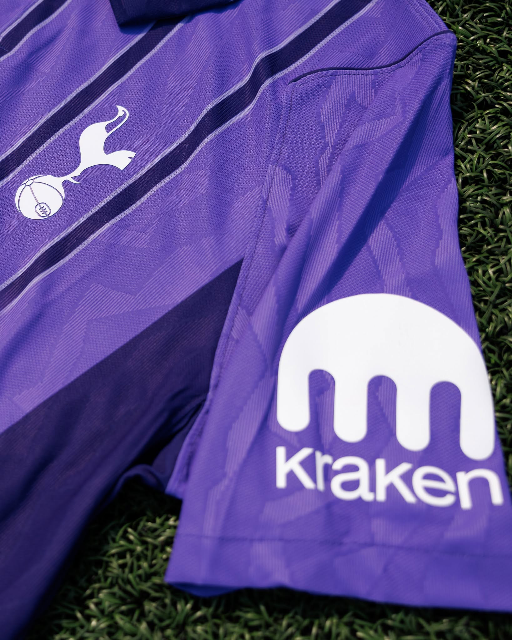 Terza maglia del Tottenham Hotspur 2026-2027 ispirata agli anni '90