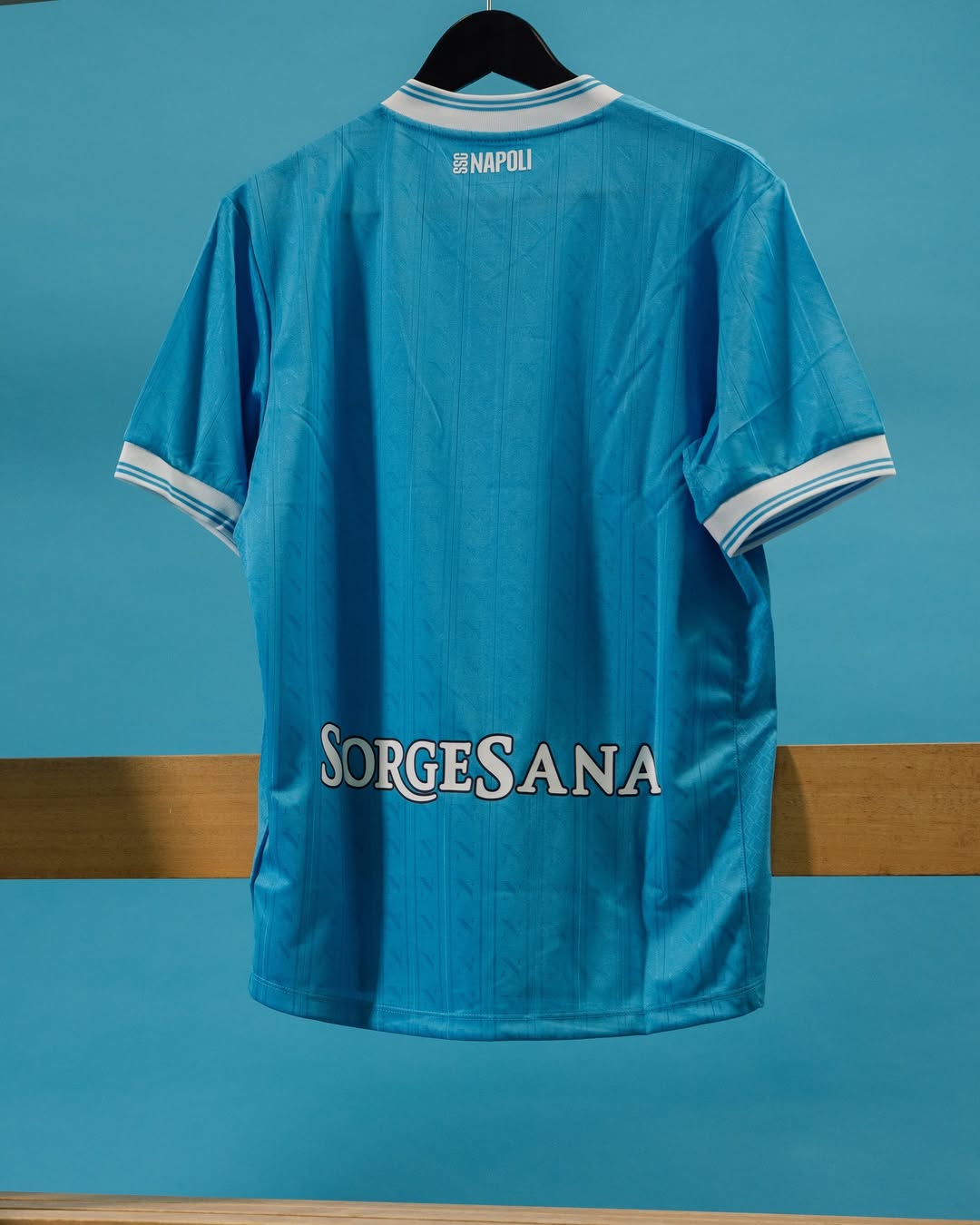 Maglie del SSC Napoli 2025-2026: omaggio alla città e al caffè