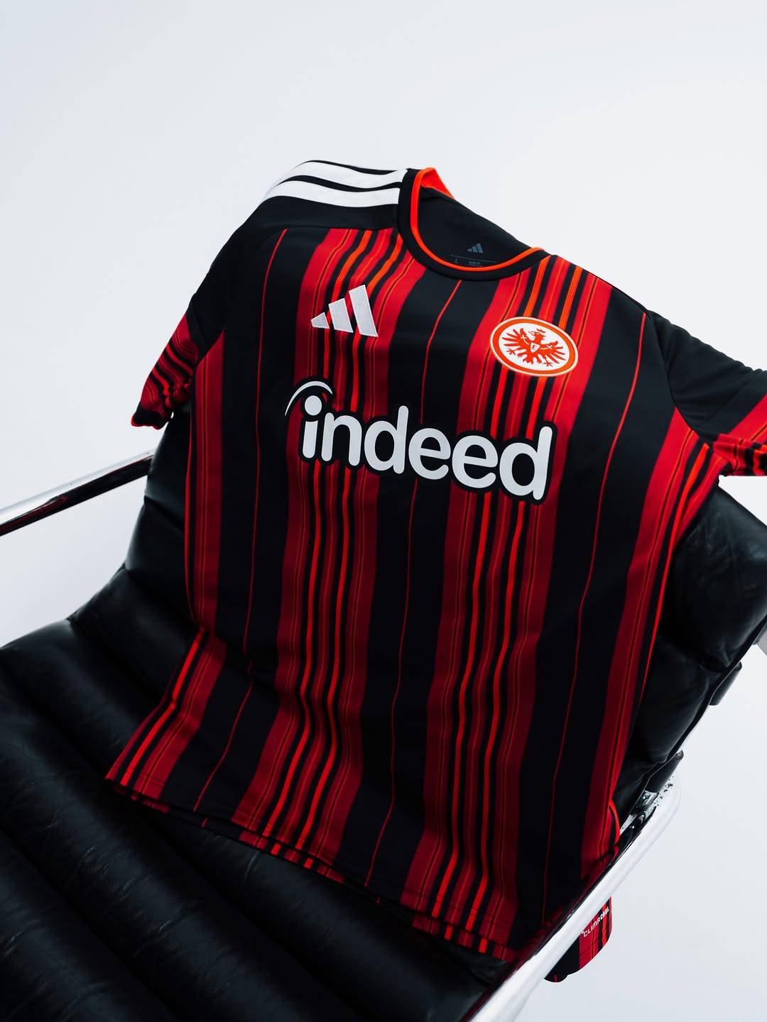 Maglia home Eintracht Frankfurt 2026-2027 con un twist moderno!