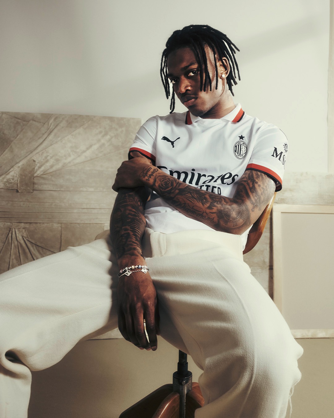Maglia away del Milan 2024-2025: eleganza retro e gessate nascoste