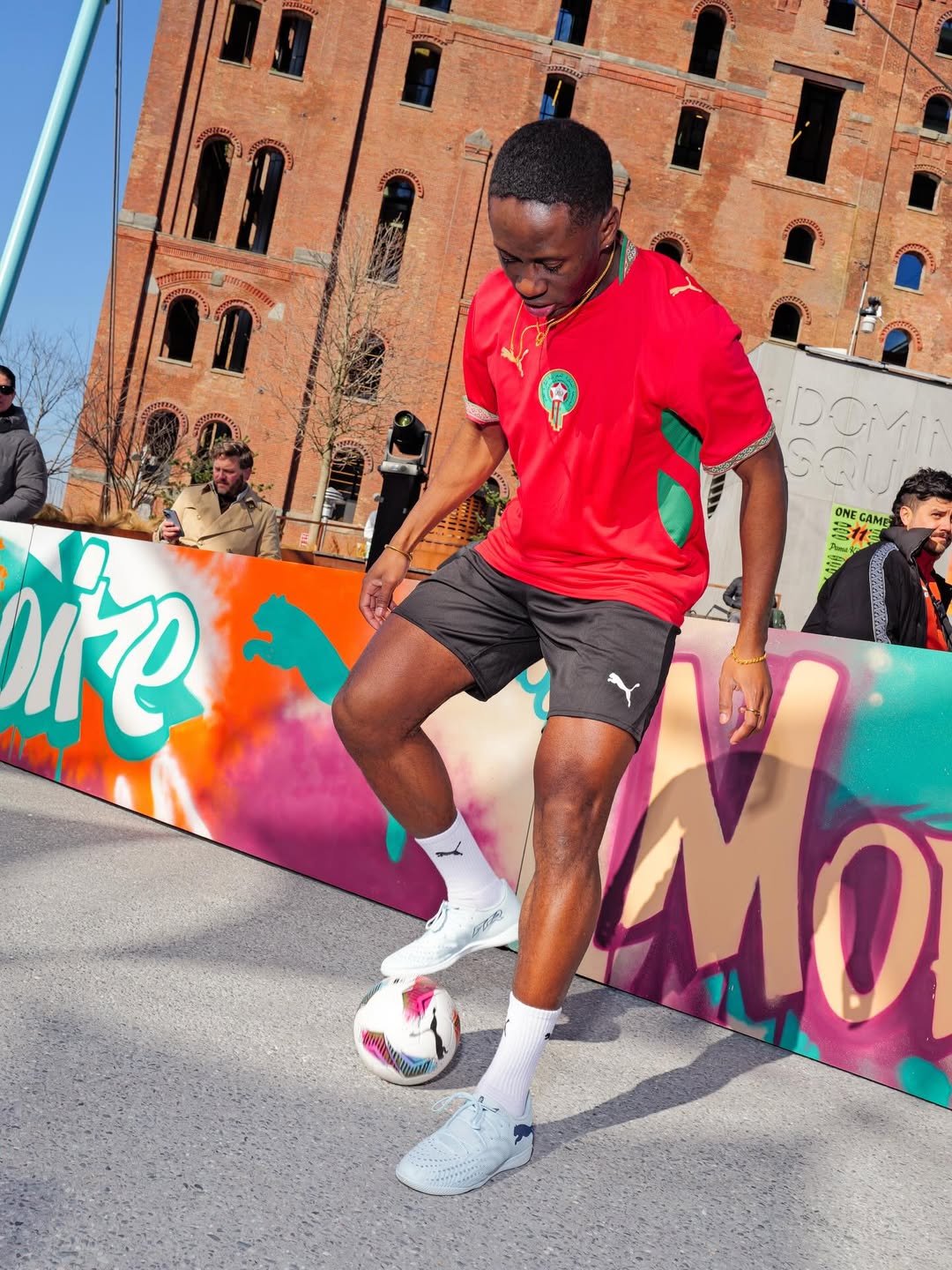 La maglia home del Marocco per i Mondiali 2026 è ispirata ai tradizionali motivi di ricamo