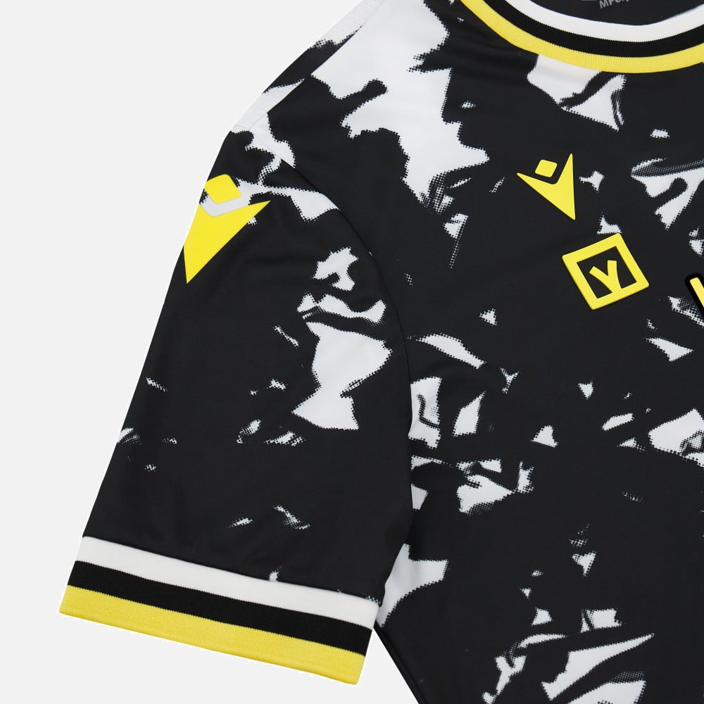 Maglie dell’Udinese 2023-2024: Macron riporta la fascia di Zico