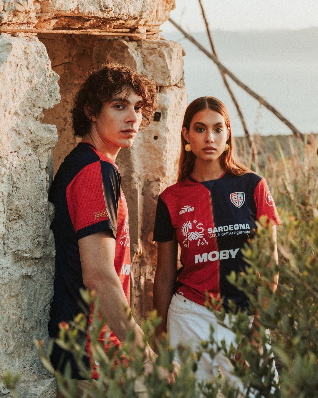 Maglie del Cagliari 2024-2025: i simboli della Sardegna secondo Eye Sport