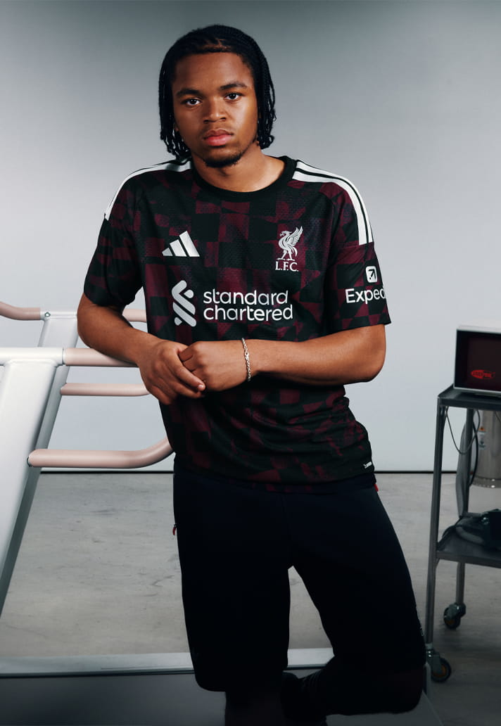 Terza maglia del Liverpool 2026-2027 ispirata all'atmosfera di Anfield Road