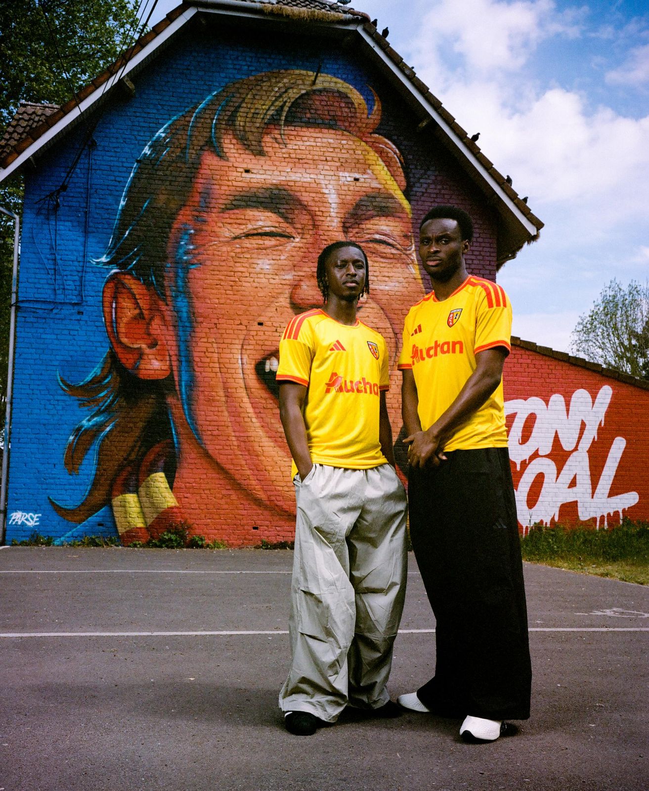 Questa e la maglia home RC Lens 2026-2027 di adidas
