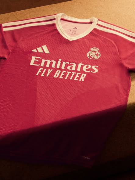 Terza maglia Real Madrid 2026-2027 rosa ispirata ai tifosi
