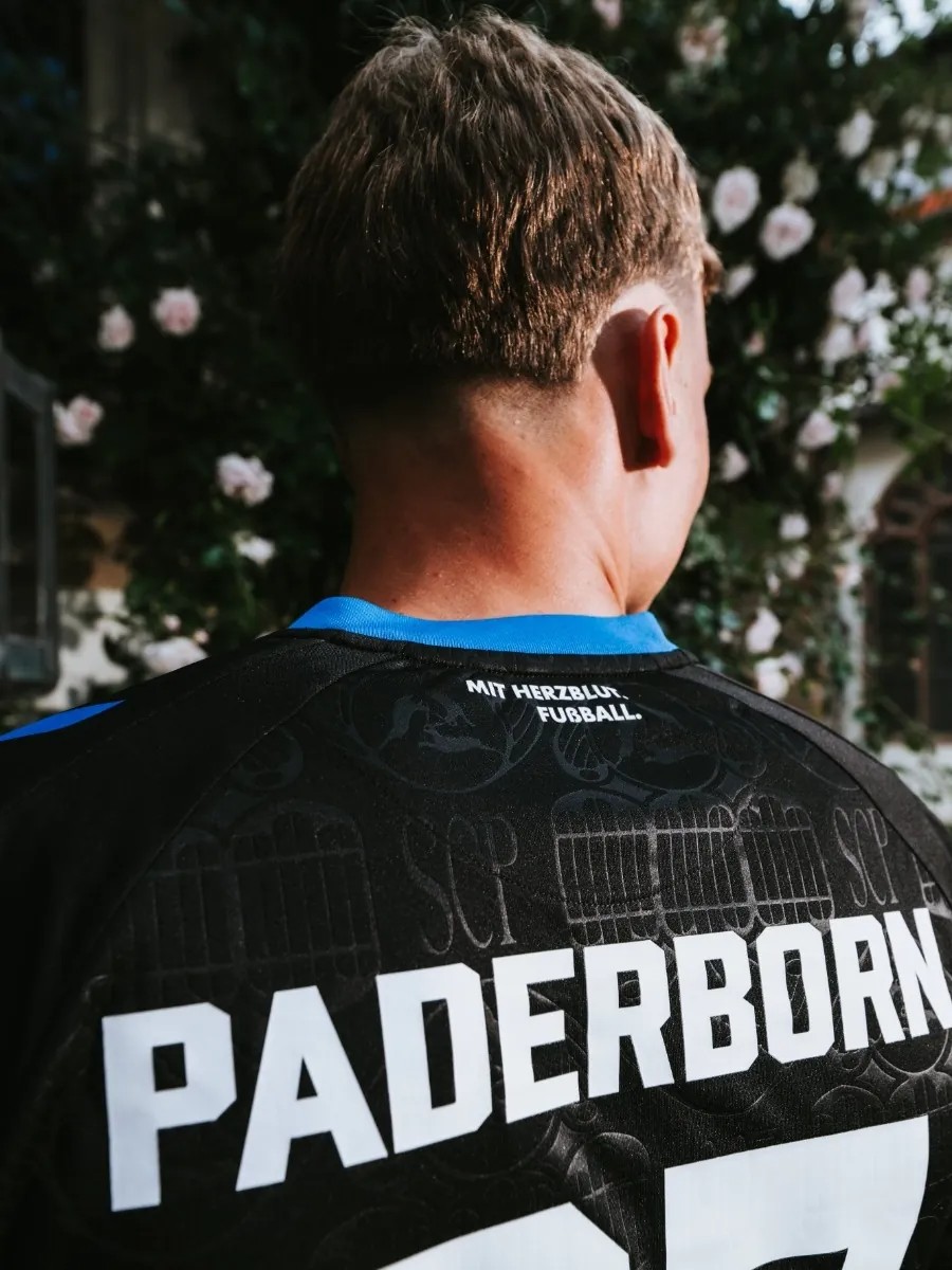 Maglie del SC Paderborn 07 2026-2027: omaggio al Duomo e al pavone