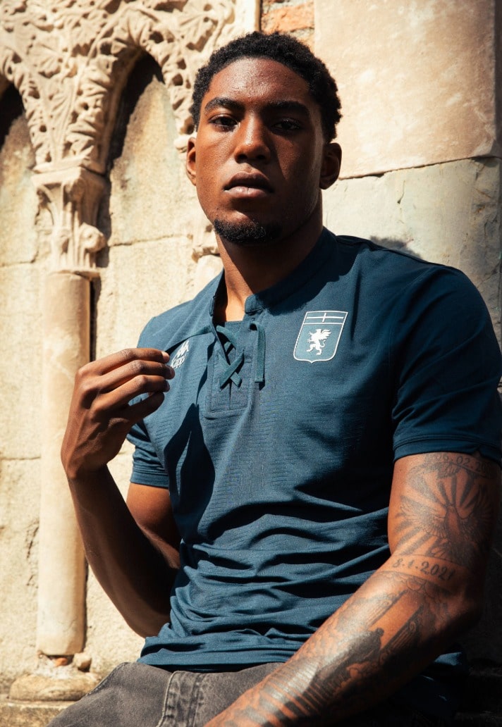 Maglie del Genoa CFC 2025-2026: stemma scomposto, Croce di San Giorgio e inno