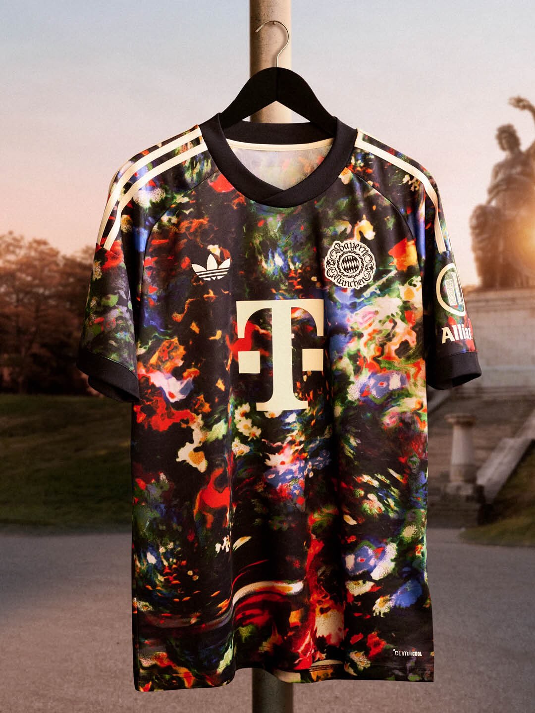 Maglia Oktoberfest del Bayern Monaco 2026-2027 con motivo floreale