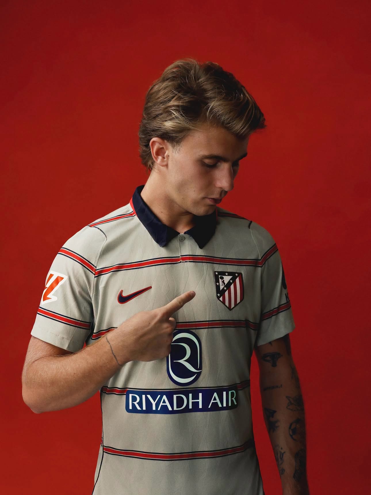 La terza maglia dell'Atlético Madrid 2026-2027 è grigia con dettagli nei colori del club
