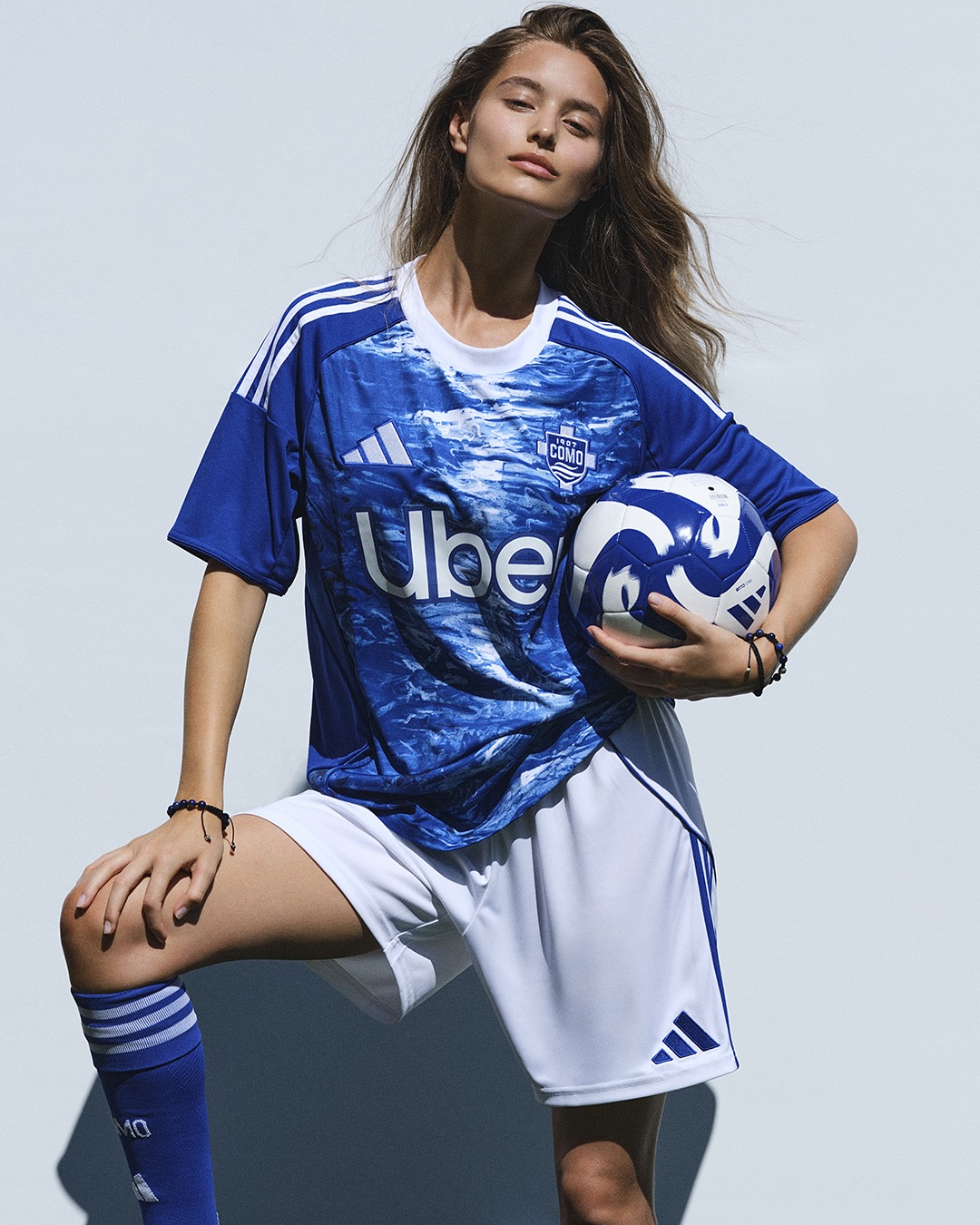 Maglie del Como 1907 2025-2026 ispirate al lago e allo stadio