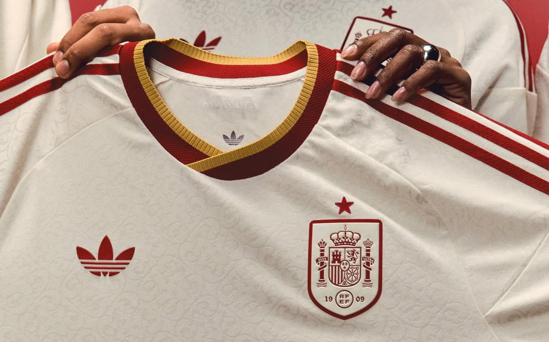 La maglia away della Spagna per i Mondiali 2026 è un gioiello letterario!