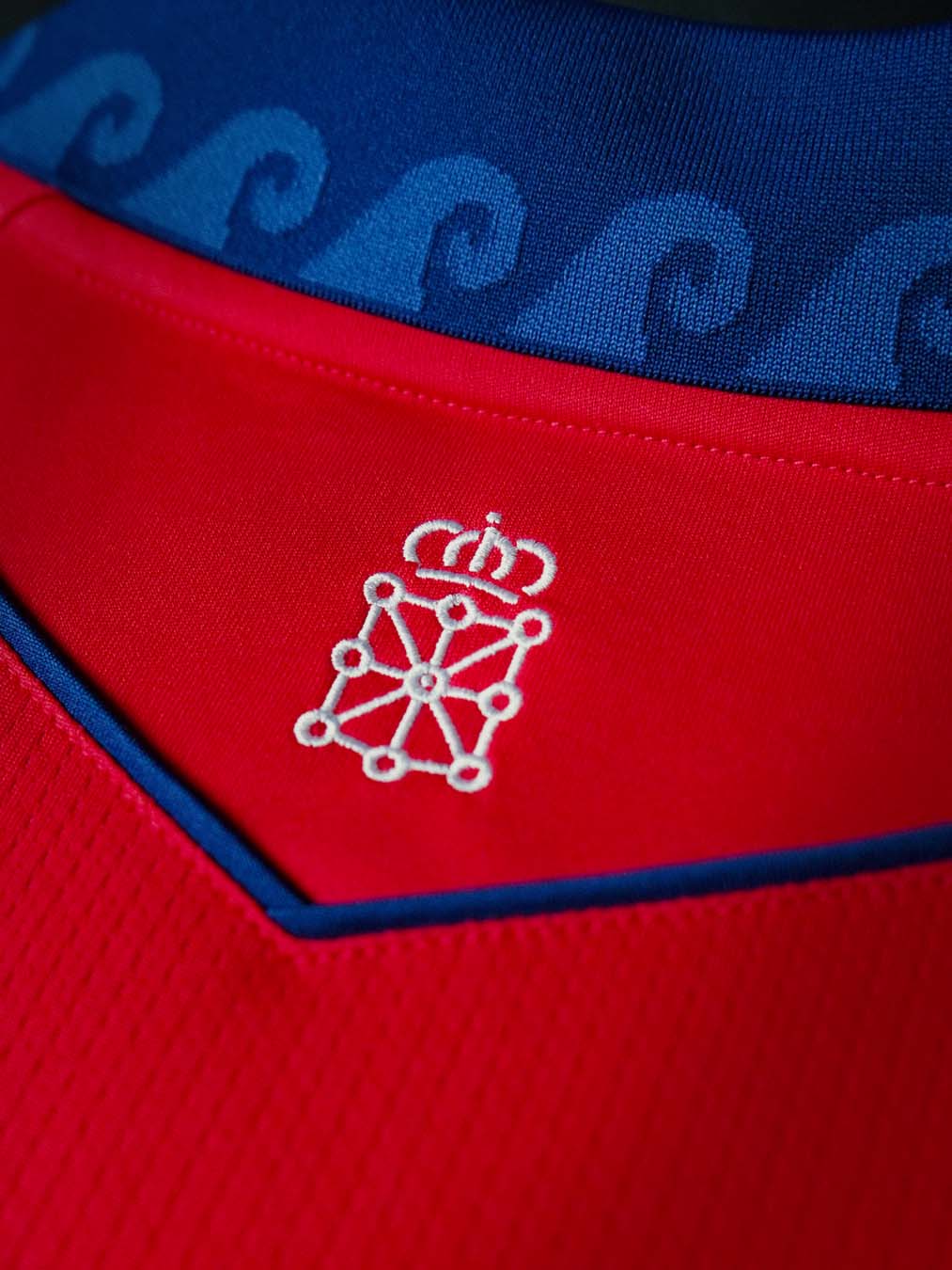Maglie del CA Osasuna 2026-2027 firmate Macron