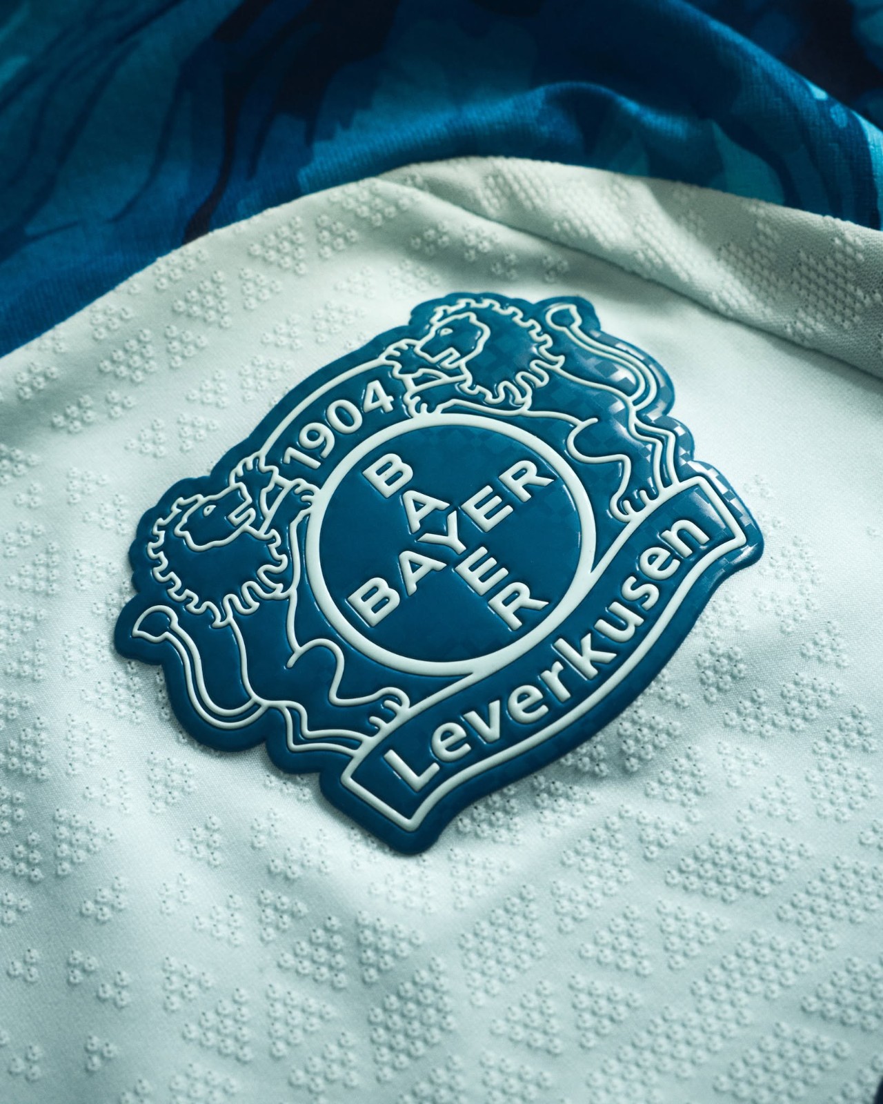 Le maglie del Bayer Leverkusen 2026-2027 ispirate alla BayArena e alla 'City of Colours'