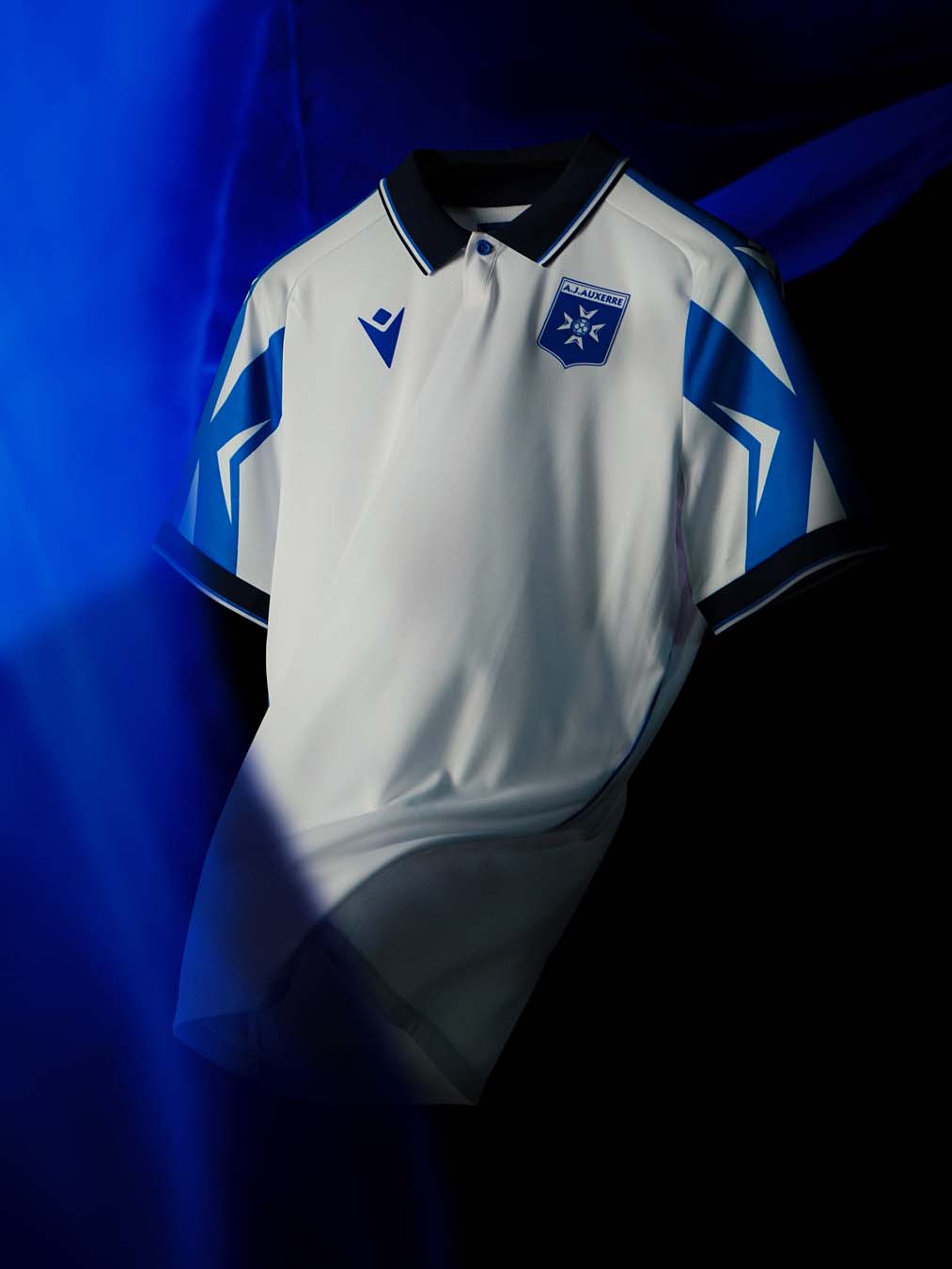 Maglia home dell'AJ Auxerre 2026-2027: omaggio al double del 1996