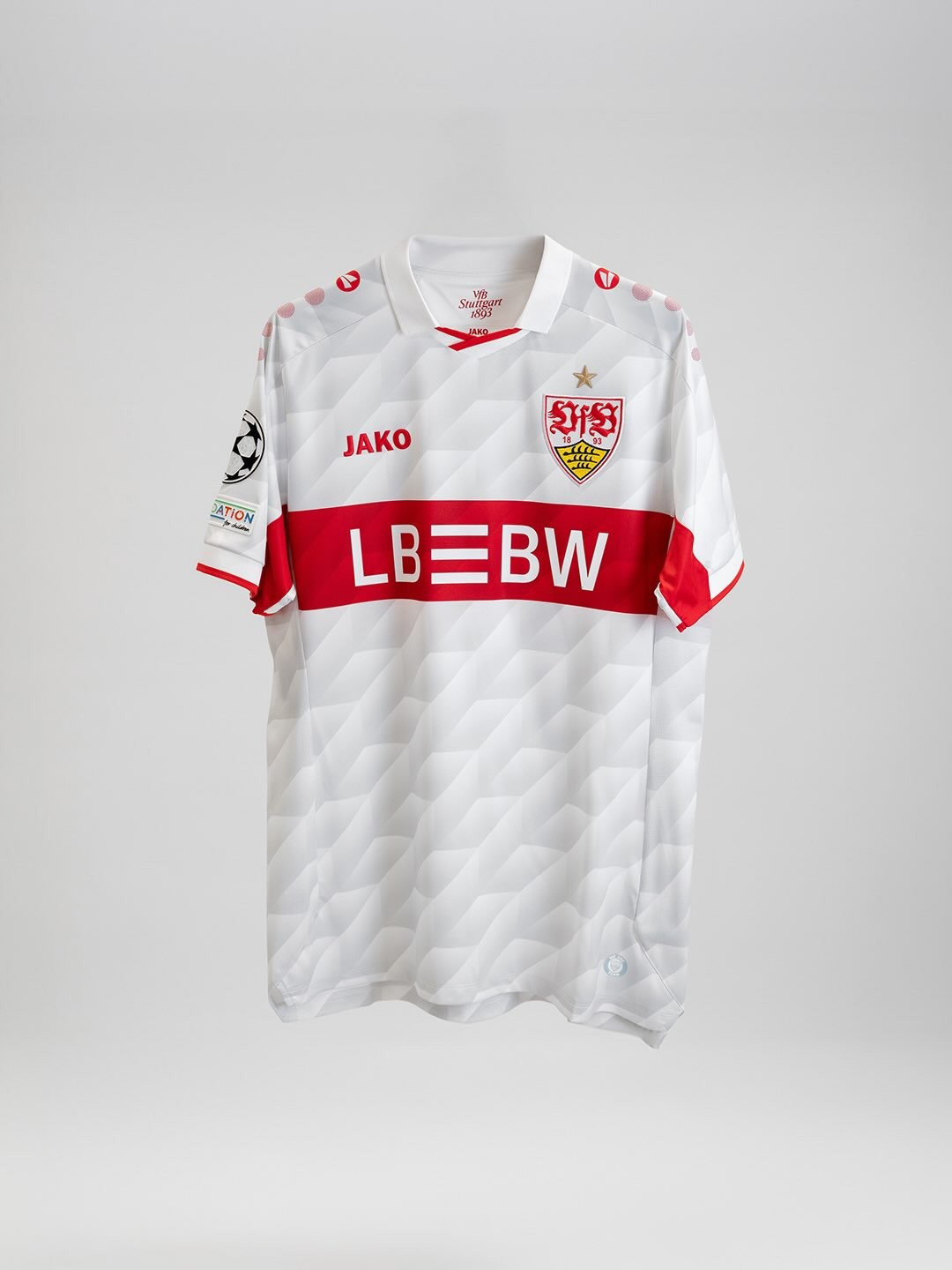 Con queste maglie il VfB Stuttgart gioca le partite di Champions League nel 2026-2027