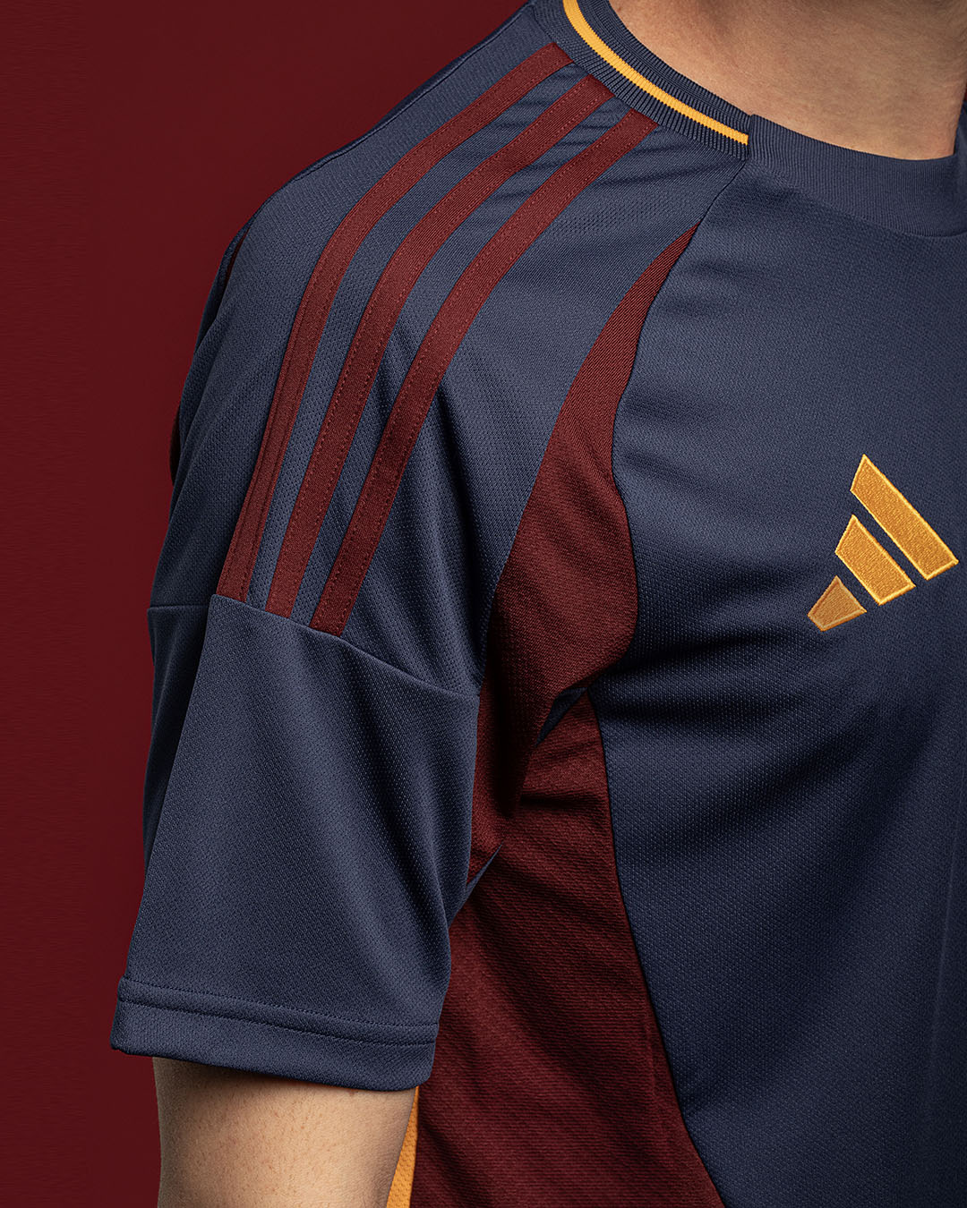 Terza maglia dell’AS Roma 2024-2025: il ritorno al navy del 1991-1992
