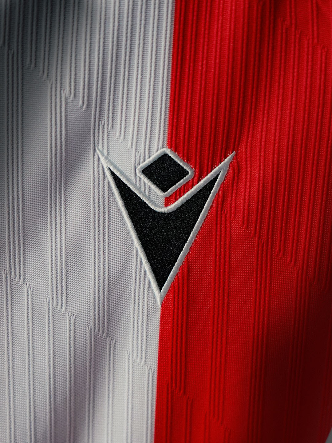 La maglia home dello Stoke City 2026-2027 con nuovo logo