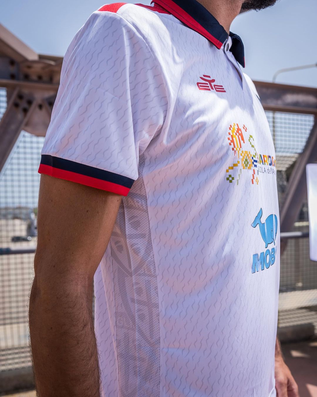 Maglie del Cagliari 2023-2024: Eye Sportswear tra Dea madre e onde del mare