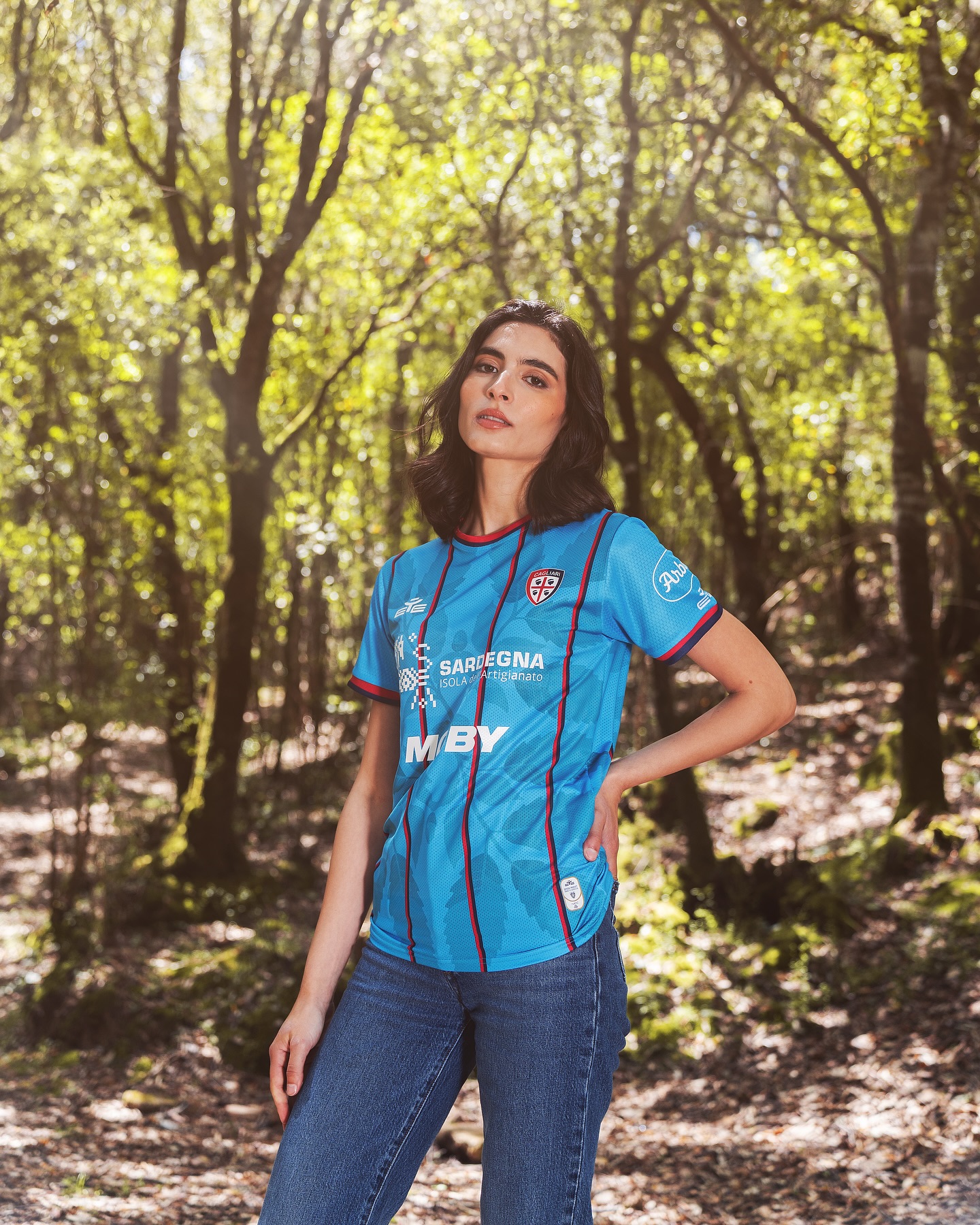 Maglie del Cagliari 2025-2026: il mare sardo, il Maestrale e la campagna BREATHE
