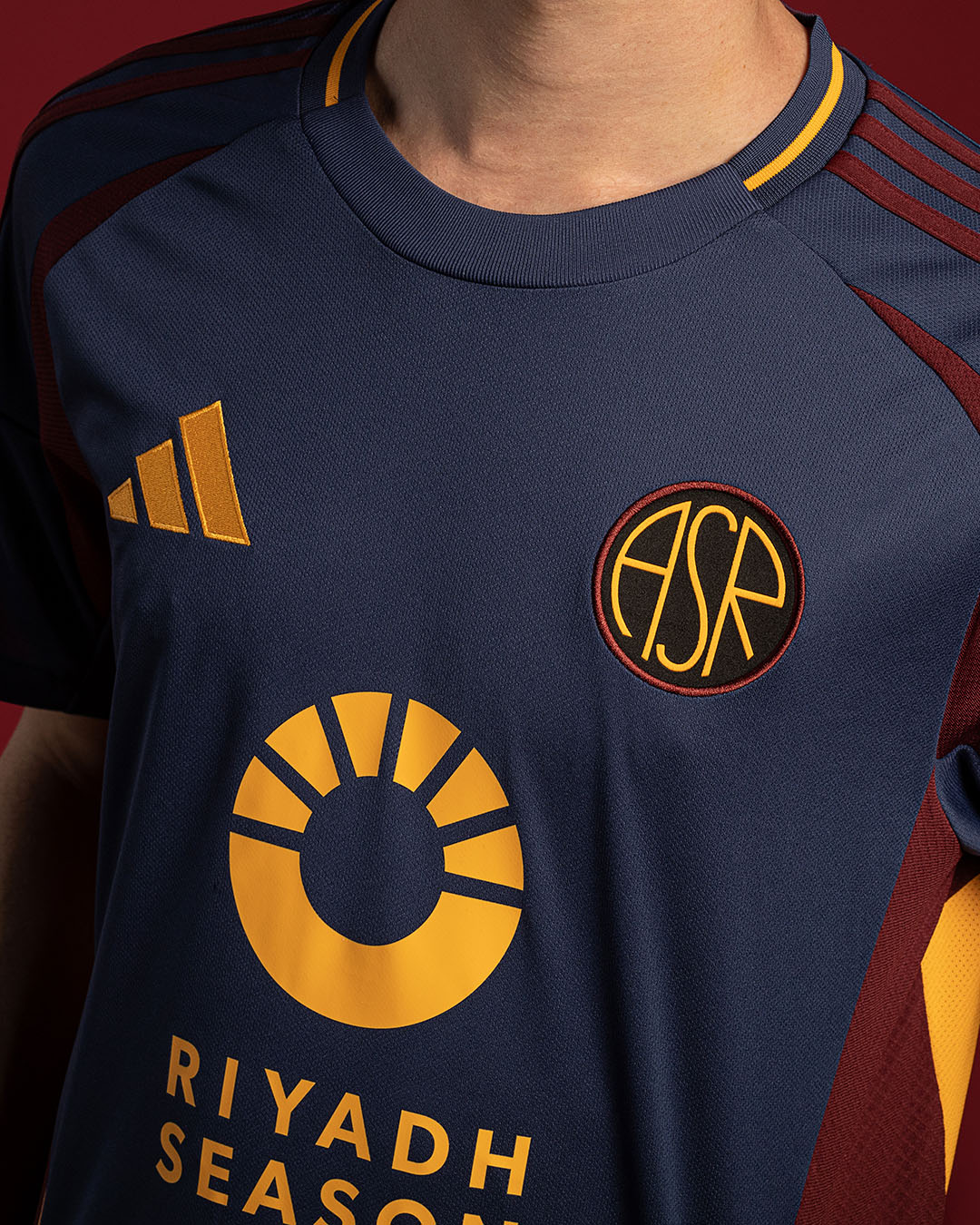 Terza maglia dell’AS Roma 2024-2025: il ritorno al navy del 1991-1992